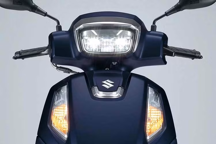 Thiết kế của Suzuki Address 125 2026 đã gây ấn tượng với diện mạo trẻ trung hơn hẳn so với thế hệ trước. Cụm đèn pha LED mới kết hợp dải đèn định vị chữ U , kèm theo viền mạ crôm tinh tế, tạo nên hình ảnh hiện đại và sang trọng.