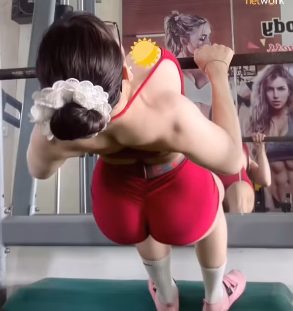 Cụ thể, K.N - một nữ PT gym nổi tiếng trên mạng xã hội với hơn nửa triệu người theo dõi, mới đây đã chia sẻ video hướng dẫn bài tập với góc quay tập trung vào phần cơ thể nhạy cảm.