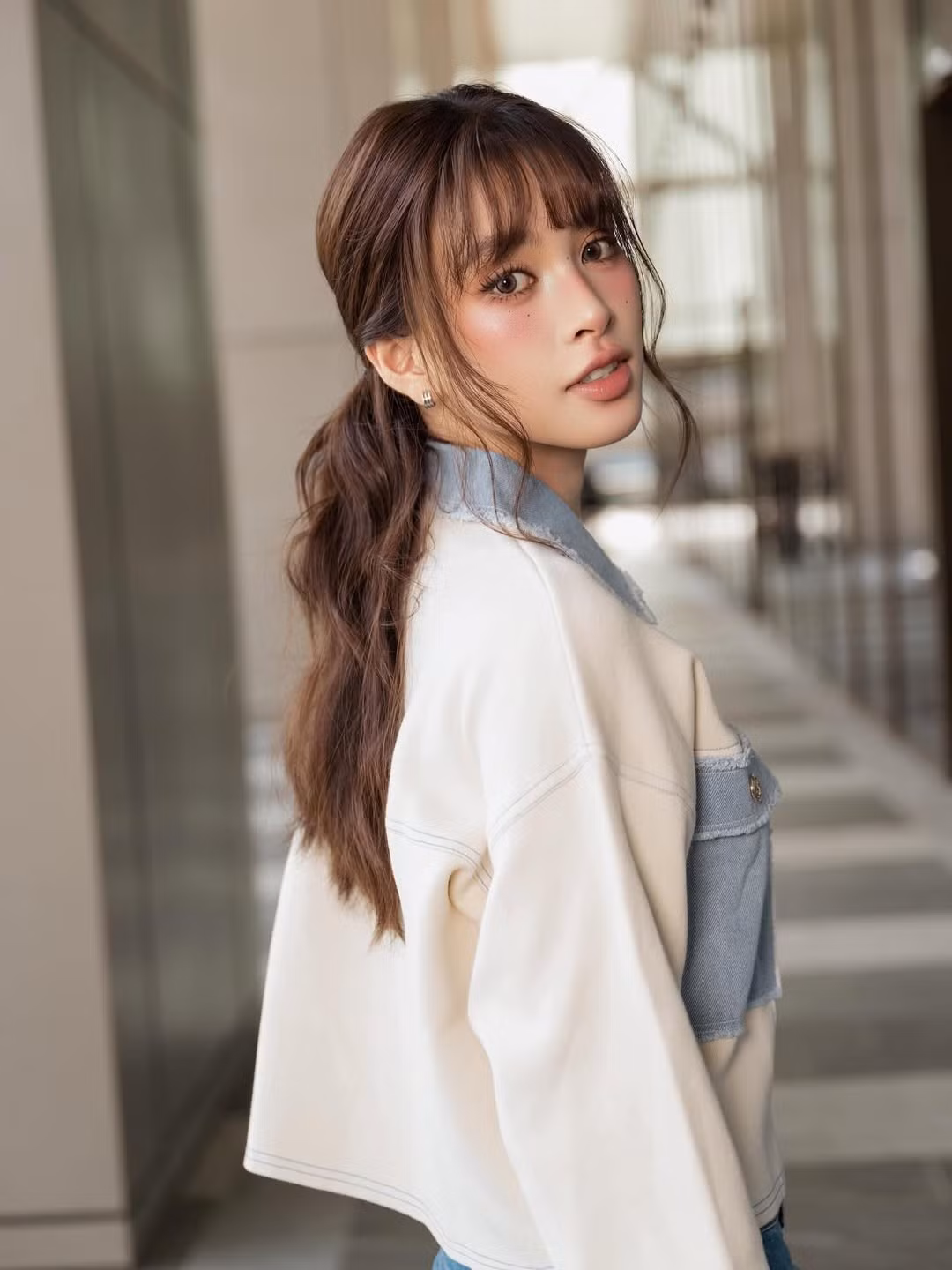 Nụ cười nhẹ, đôi môi chúm chím càng khiến Tiểu Vy thêm phần ngọt ngào.