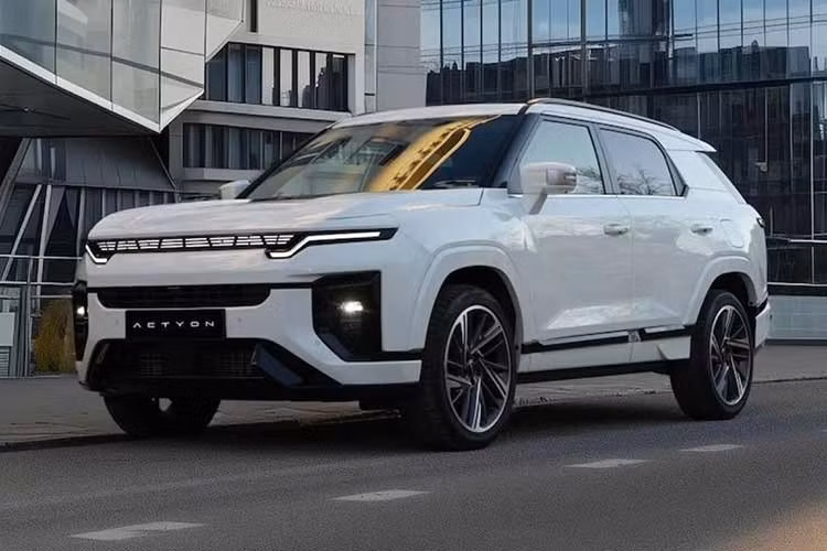 Ngoài ra còn có nhiều tính năng an toàn tiêu chuẩn: tám túi khí, hệ thống phanh khẩn cấp tự động (AEB), hỗ trợ giữ làn đường (LKA), cảnh báo điểm mù (BSW), cảnh báo va chạm phía trước (FCW), cảnh báo phương tiện cắt ngang phía sau (RCTW), hệ thống chống lật chủ động (ARP), hỗ trợ ổn định rơ moóc (TSA), và hơn thế nữa.