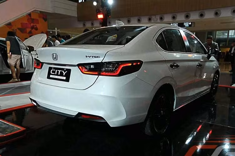 Về ngoại hình, thiết kế của Honda City 30th Anniversary Pearl Edition bản đặc biệt trở nên thanh thoát hơn với nhiều đường sóng lượn tạo điểm nhấn. Xe trang bị logo huy hiệu kỷ niệm 30 năm trên chắn bùn trước và cửa cốp sau.