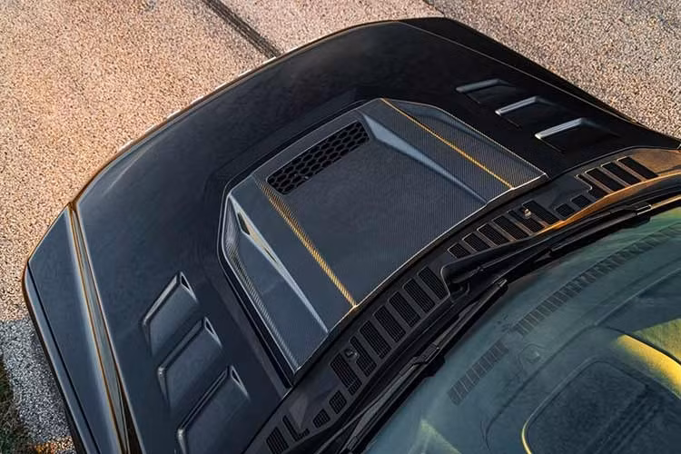 Hennessey còn bổ sung nhiều chi tiết sợi carbon nhưng không để giảm trọng lượng mà chỉ tăng tính thẩm mỹ như khu vực nắp capo có khe gió carbon, ốp chắn bùn rộng, nắp gương, tấm carbon chạy ngang cốp sau.