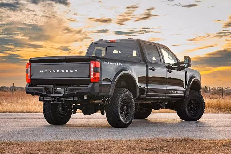 Phiên bản “hoang dã” dựa trên F-250 Lariat không chỉ trông ấn tượng mà còn mang hiệu suất xứng tầm. Có tổng cộng 250 chiếc được thực hiện nhưng giữ nguyên động cơ dầu tăng áp V8 dung tích 6.7L của Ford.