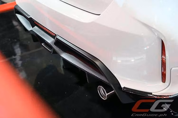 Đuôi xe được nâng cấp với đuôi gió thể thao, ốp cản sau mở rộng, khuếch tán gió và chụp ống xả thể thao. Tương tự bản sedan, logo kỷ niệm 30 năm cũng xuất hiện ở cửa hậu và xe sử dụng màu sơn trắng ngọc trai Platinum.