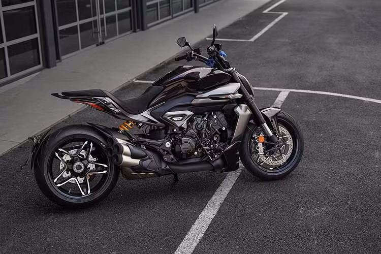 XDiavel V4 cung cấp ba chế độ công suất và bốn chế độ lái: Sport, Touring, Urban và Wet, nhờ đó người lái có thể điều chỉnh cách phân phối động cơ và sự can thiệp của các hệ thống hỗ trợ lái - điều khiển lực kéo Ducati Traction Control biến thiên theo cua, chống bốc đầu Ducati Wheelie Control và ABS Cornering - theo tình huống và sở thích của mình.