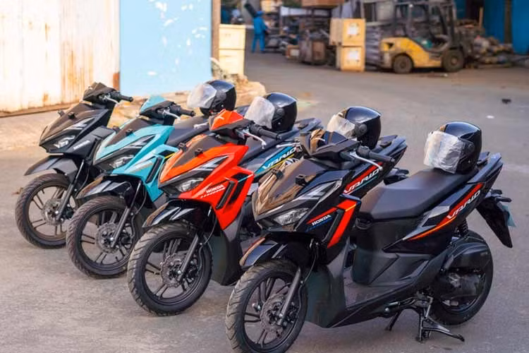 Như vậy, mức giá bán dòng xe tay ga nhập khẩu tư nhân từ Indonesia này hiện cao hơn từ 4,1 - 5,6 triệu đồng so với Vario 125 phiên bản cũ hiện đang được Honda Việt Nam phân phối chính hãng.