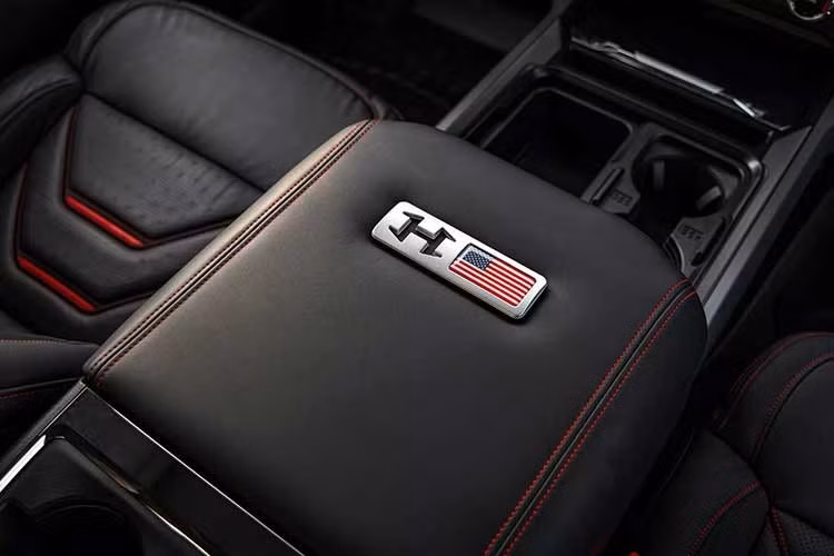 Đối với chiếc F-250 Lariat bản tiêu chuẩn có mức giá khởi điểm 63.035 USD quy đổi 1,63 tỷ đồng, vậy nên tổng cộng là 117.535 USD quy đổi 3,04 tỷ đồng (chưa tính phí giao xe và thuế).