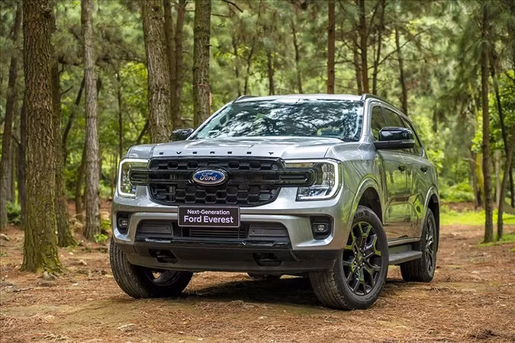 Kết thúc tháng 4/2025, Ford Everest bán được 1.090 xe, tăng 16 xe so với tháng trước. Kết quả này giúp Ford Everest tăng 2 bậc để vươn vị trí thứ 6 trong Top 10 xe bán chạy nhất tháng. Tính chung 4 tháng đầu năm 2025, Everest đã bán được tổng cộng 3.244 xe, đóng góp vào 24% doanh số của Ford Việt Nam. Con số này cũng giúp mẫu xe thương hiệu Mỹ tiếp tục dẫn đầu phân khúc SUV cỡ D.