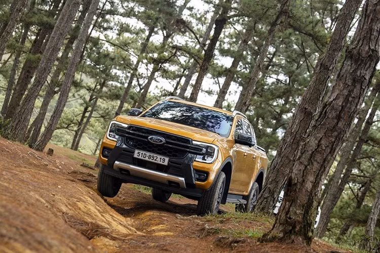 Vị trí tiếp theo thuộc về Ford Ranger với 1.366 xe bán ra trong tháng 4, giảm 11% so với tháng trước và tụt xuống vị trí thứ 4 trong bảng xếp hạng. Lũy kế 4 tháng đầu năm 2025, Ford Ranger bán được tổng cộng 5.028 xe, chiếm khoảng 38% doanh số toàn hãng. Mẫu bán tải Mỹ đang tạm thời xếp thứ 2 về doanh số ở nhóm xe ôtô động cơ đốt trong, chỉ sau đối thủ quen thuộc là Xpander.