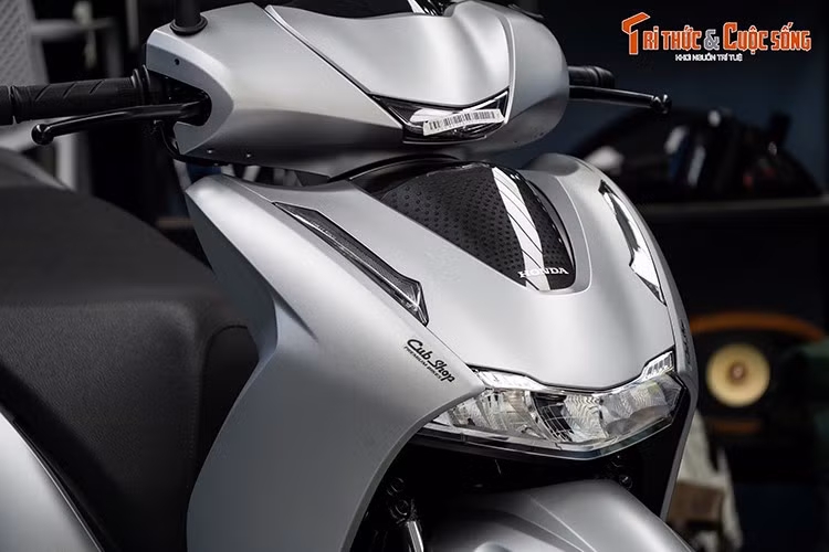 So với bản cũ, SH 350i 2025 được tinh chỉnh thiết kế phần mặt nạ đầu xe để trở nên tối giản, không cầu kì nhờ lược bỏ dải chrome nối liền hai đèn xi-nhan cũng như tại khu vực đèn LED định vị phía trên phần mặt ghi-đông.