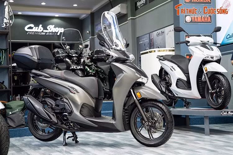 Mẫu xe ga Honda SH 350i 2025 ra mắt toàn cầu tháng 11/2024. Về ngoại hình, xe có kích thước lần lượt 2.160 x 742 x 1.160 mm (dài x rộng x cao), chiều dài cơ sở 1.450 mm, chiều cao yên 805 mm và cân nặng 172 kg.