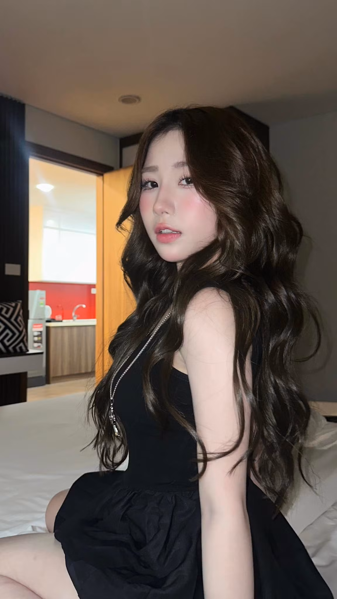 Tiểu Hý thu hút sự chú ý nhờ vẻ ngoài xinh xắn, nụ cười rạng rỡ và các nội dung sáng tạo, trở thành một trong những hiện tượng mạng xã hội.