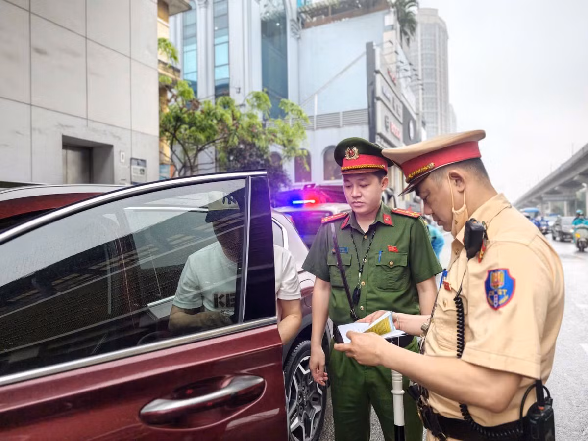 Đội CSGT đường bộ số 7 và Công an phường Thanh Xuân kiểm tra xử lý các phương tiện dừng đỗ sai quy định trên tuyến Nguyễn Trãi.