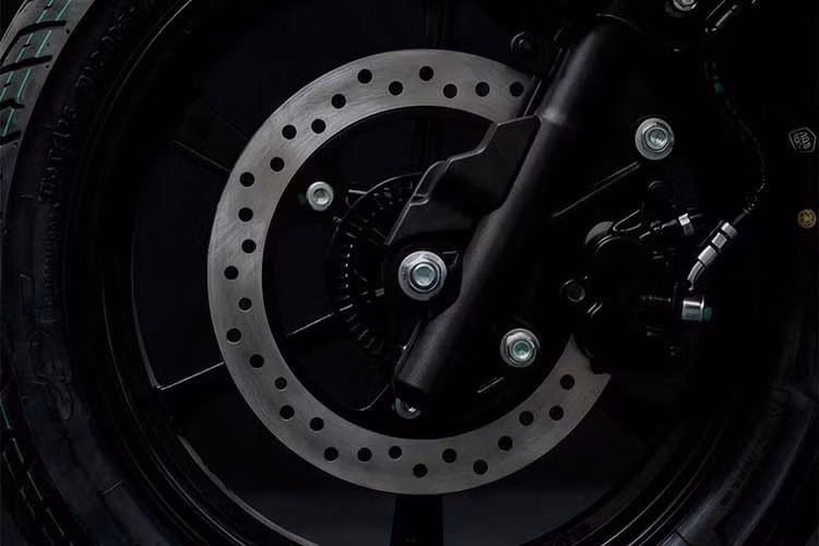 Về trang bị đáng giá nhất trên Suzuki Burgman 15 2026 chính là bộ mâm đúc hợp kim nhôm kích thước 14 inch. Cặp bánh lớn không chỉ giúp chiếc xe bám đường tốt hơn khi ôm cua mà còn nâng cao sự êm ái khi chạy đường trường.