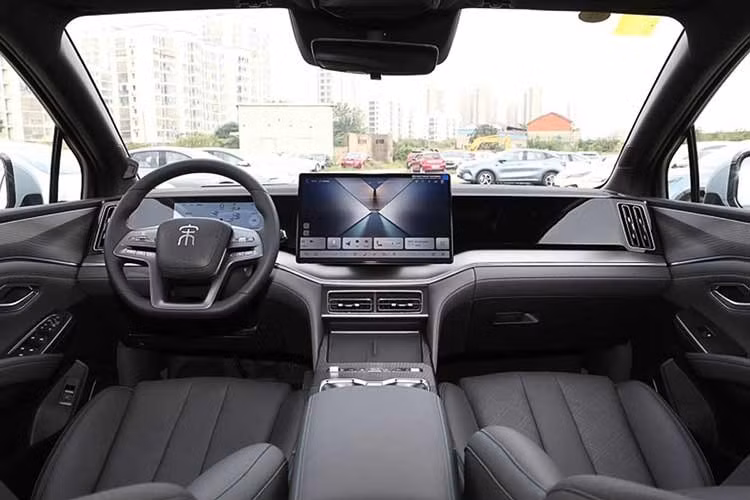 Khoang nội thất của BYD Song Ultra DM-i có hai chủ đề phối màu là xám Sea Salt và xám Twilight Cloud. Xe được trang bị màn hình cảm ứng trung tâm xoay thích ứng 15,6 inch, bảng đồng hồ kỹ thuật số 10,25 inch và màn hình hiển thị thông tin kính lái HUD W-HUD 26 inch. Đồng thời, đây cũng là mẫu xe đầu tiên được tích hợp trợ lý thông minh Didi Shrimp.