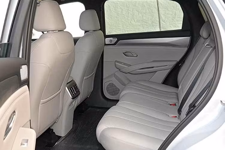 Chưa hết, mẫu xe SUV BYD Song Ultra DM-i 2026 mới còn sở hữu hệ thống trợ lái God’s Eye C và có thể nâng cấp lên God’s Eye B phiên bản LiDAR (DiPilot 300) tùy chọn. Trong đó, hệ thống God’s Eye B hỗ trợ tính năng tự lái theo lộ trình định sẵn trong đô thị CNOA.