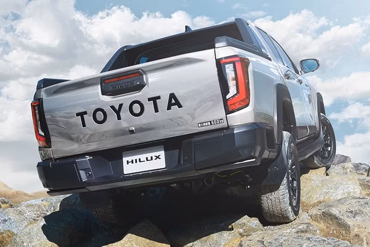 Trong đó, phiên bản cao cấp nhất Hilux Z Adventure được xem là đối thủ trực tiếp của Mitsubishi Triton GSR tại Nhật Bản, đồng thời sở hữu cấu hình trang bị gần tương đương phiên bản Hilux Travo Overland Plus đang bán tại Thái Lan.