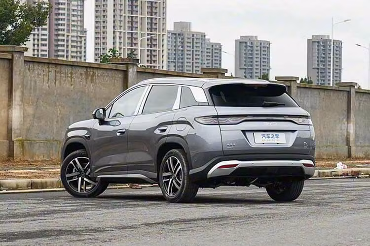 Phía sau mẫu SUV này đi kèm cụm đèn hậu LED xuyên suốt cùng cánh gió tích hợp nhằm nhấn mạnh phong cách trẻ trung và thể thao. Xe có các màu ngoại thất gồm xám Fire Rock, trắng Snow Mountain, tím Smoky Mist, be Galaxy và xanh Palm Green. Kích thước dài x rộng x cao của BYD Song Ultra DM-i lần lượt là 4.850 x 1.910 x 1.670 mm và chiều dài cơ sở đạt 2.840 mm, giống hệt với phiên bản thuần điện.