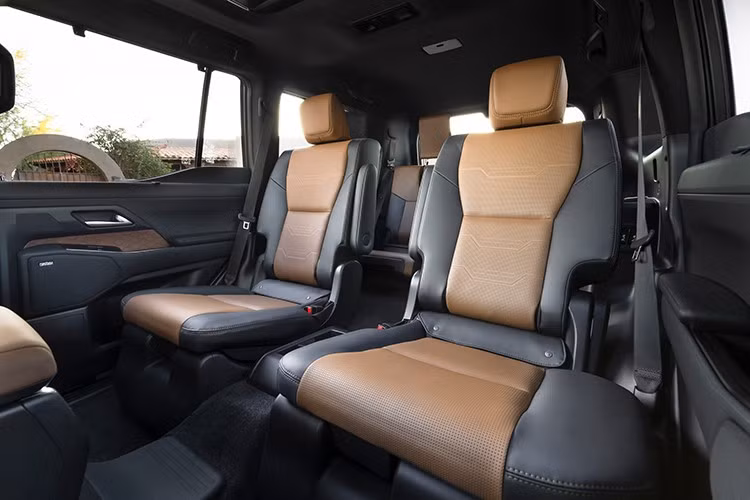 Nếu Lexus GX 550h thực sự được đưa tới thị trường Mỹ, khách hàng sẽ phải đứng trước lựa chọn khó khăn. Họ muốn động cơ V6 mạnh hơn, khả năng kéo tải tốt hơn và không gian chứa đồ rộng rãi hơn hay sẵn sàng đánh đổi một phần để đổi lấy mức tiêu hao nhiên liệu tốt hơn đôi chút?