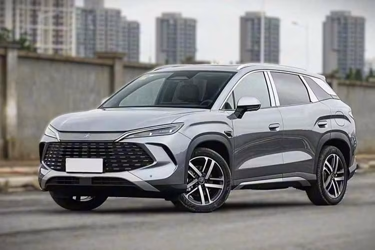 Vào hồi tháng 3/2026 vừa qua, hãng BYD đã ra mắt mẫu xe Song Ultra EV ở thị trường Trung Quốc. Đến nay, dòng xe này tiếp tục được bổ sung phiên bản hybrid sạc điện (PHEV) mang tên Song Ultra DM-i. Tại thị trường Trung Quốc, BYD Song Ultra DM-i có 5 phiên bản và giá bán dao động từ 129.900-159.900 Nhân dân tệ (khoảng 454-559 triệu đồng).
