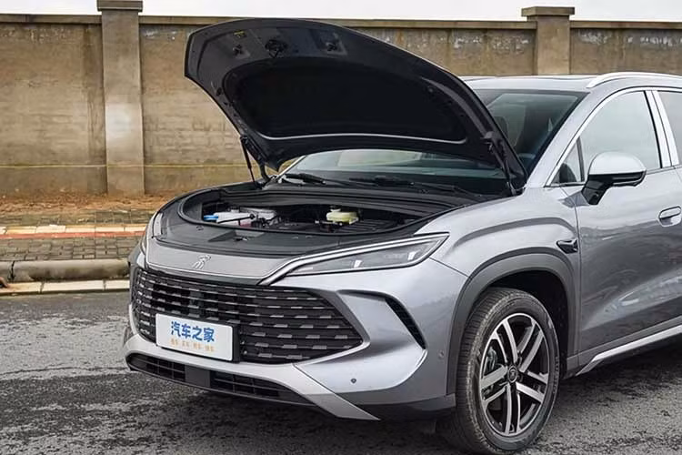 Phạm vi hoạt động thuần điện theo tiêu chuẩn CLTC của xe lần lượt là 205 km và 310 km, tùy phiên bản. Trong khi đó, tổng phạm vi hoạt động tối đa đạt 1.845 km. Ngoài ra, xe còn được trang bị hệ thống kiểm soát thân xe thông minh DiSus-C tiêu chuẩn cùng hệ thống ổn định khi nổ lốp ở tốc độ cao TBC.