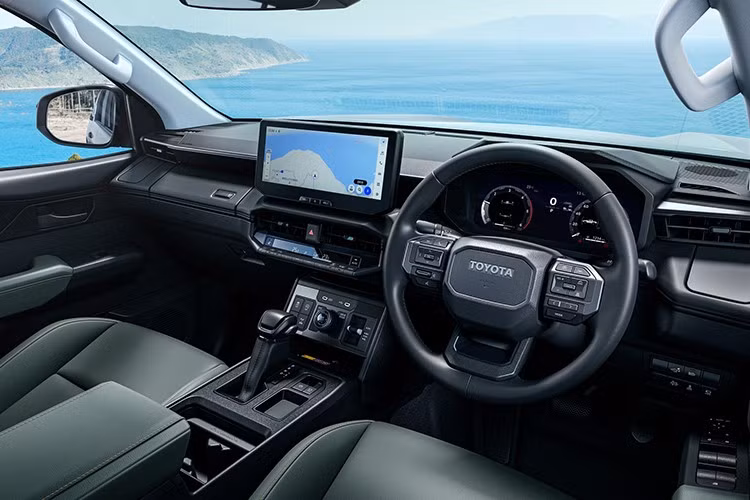Khoang cabin của Hilux 2026 cho thị trường Nhật Bản cũng được tinh chỉnh theo hướng tiện nghi hơn với các vật liệu hoàn thiện mới, giao diện điều khiển hiện đại và khả năng kết nối thông minh được cải thiện.