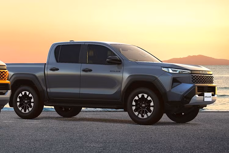 Về tổng thể, Toyota Hilux mới gây ấn tượng với thiết kế vuông vức, khoảng sáng gầm cao cùng nhiều chi tiết mang hơi hướng off-road. So với phiên bản dành cho thị trường Thái Lan, Hilux tại Nhật Bản chỉ có một vài thay đổi nhỏ để phù hợp với nhu cầu người dùng địa phương.