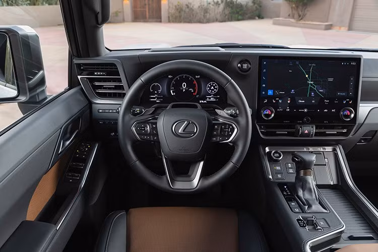Nếu thông tin này là chính xác, khoang hành lý của Lexus GX 550h có thể sẽ bị thu hẹp đáng kể. Nguyên nhân là bởi trên Toyota Land Cruiser, những thành phần của hệ truyền động hybrid chiếm khá nhiều diện tích trong khoang chứa đồ.