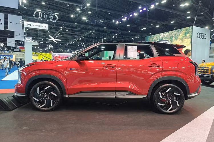 Cụ thể, Mitsubishi Motors Philippines đã tung ra hình ảnh teaser với thông điệp hãng sẽ “thay đổi cuộc chơi” tại sự kiện năm nay. Dù hình ảnh chính cho thấy bóng dáng của một mẫu SUV được cho là Outlander PHEV thế hệ mới, chi tiết phản chiếu phía dưới lại khiến giới truyền thông và người hâm mộ đặc biệt quan tâm.