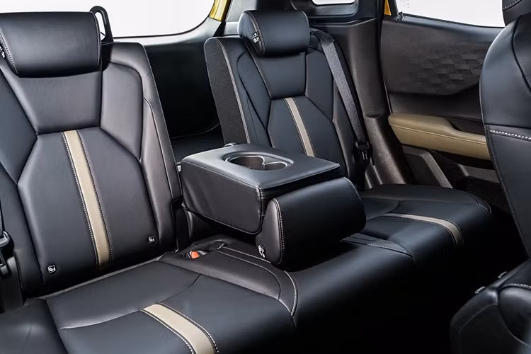 Mitsubishi Xforce HEV sử dụng hệ truyền động hybrid kết hợp động cơ xăng 1.6L với mô-tơ điện và bộ pin dung lượng 1,1 kWh. Hệ thống này sản sinh công suất tối đa 114 mã lực và mô-men xoắn cực đại 255 Nm, đi kèm hộp số e-CVT.