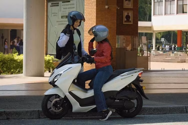 Đảm nhận nhiệm vụ giảm xóc phía trước là hệ thống phuộc ống lồng truyền thống, trong khi phía sau sử dụng giảm xóc lò xo đôi. Hệ thống phanh cũng được chú trọng với phanh đĩa phía trước đi kèm hệ thống chống bó cứng phanh ABS tiêu chuẩn, cung cấp nền tảng an toàn cơ bản cho quá trình vận hành.