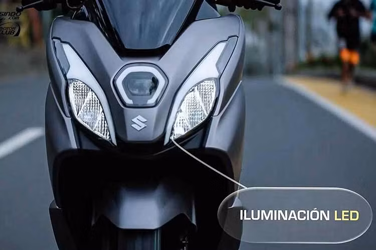 Điểm nhấn nổi bật nhất của mẫu xe tay ga Suzuki Burgman 15 2026 là phần đầu với hệ thống đèn LED kép, kèm theo một đèn pha trung tâm ở chính giữa. Ngay phía trên cụm đèn là tấm kính chắn gió tối màu có kích thước vừa phải, chi tiết này đã nâng tầm vẻ đẹp nam tính và thể thao cho tổng thể chiếc xe.