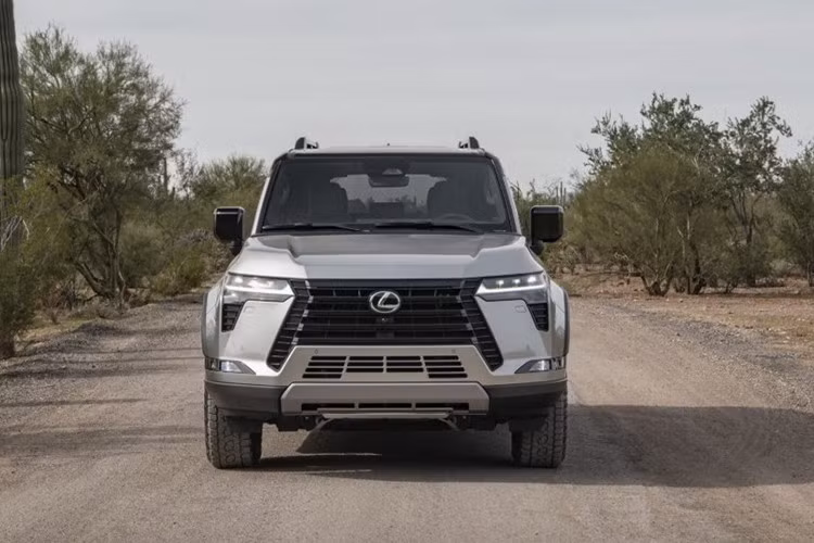 Theo các nguồn tin, Lexus GX 550h sẽ sử dụng hệ truyền động hybrid mang tên i-Force Max giống Toyota Land Cruiser, kết hợp động cơ xăng 4 xi-lanh, tăng áp, dung tích 2.4L với hệ thống hỗ trợ điện để tạo ra công suất tối đa khoảng 326 mã lực (243 kW) và mô-men xoắn cực đại 630 Nm.