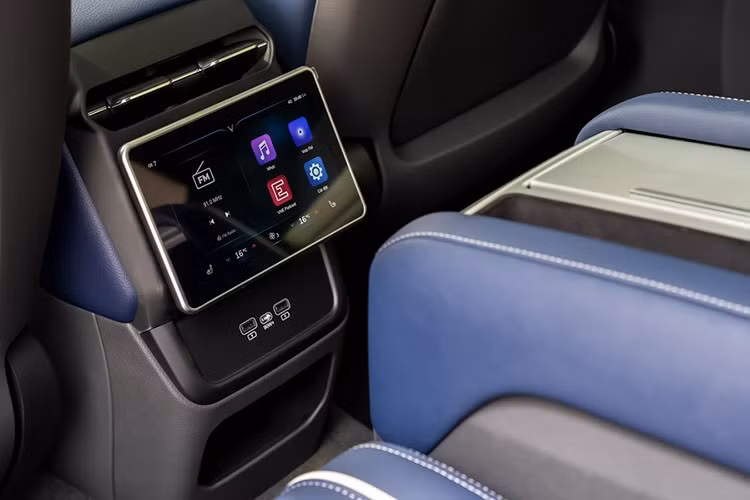 Hàng ghế thứ ba của mẫu xe SUV điện cao cấp Vinfast VF9 có thêm cửa sổ trời, giúp tăng độ thoáng cho khoang hành khách. Khoảng để chân ở cả hai hàng ghế đều ở mức đủ dùng, hướng tới sự thoải mái cho người sử dụng.