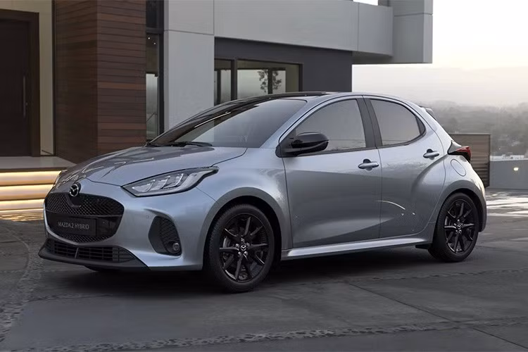 Mức giá xe chưa được công bố chính thức, nhưng theo hãng, phiên bản Mazda2 Hybrid được nâng cấp nhẹ đã bắt đầu sản xuất vào tháng 3/2026 và đang dần được phân phối đến thị trường châu Âu vào mùa hè năm nay.
