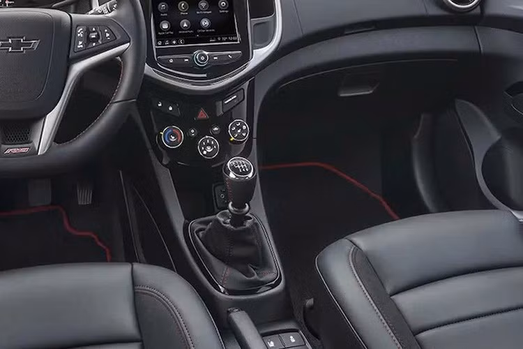 Các thông tin chi tiết của mẫu SUV cỡ nhỏ này còn hạn chế, nhưng hãng đã đề cập đến các chi tiết bề mặt mềm và ốp trang trí màu đen bóng piano. Người dùng cũng có thể kỳ vọng “chất liệu bọc ghế cao cấp” cùng “các hoàn thiện độc quyền và mức độ tinh xảo tương tự những mẫu xe đa dụng cỡ lớn hơn của thương hiệu”.