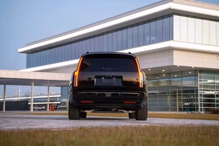 Sức mạnh của Hyundai Ioniq 9 Calligraphy Black Ink đến từ hai mô-tơ điện, sản sinh tổng công suất 422 mã lực và mô-men xoắn cực đại 699 Nm. Nhờ đó, mẫu xe này được trang bị cả hệ dẫn động 4 bánh toàn thời gian. Cụm pin có dung lượng 110,3 kWh cho phép xe đạt phạm vi hoạt động khoảng 501 km sau mỗi lần sạc đầy.