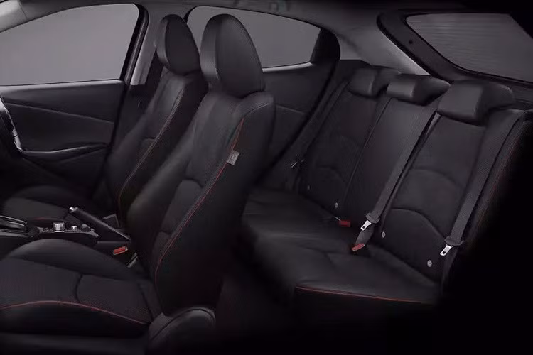 Về vận hành, Mazda2 Hybrid 2026 không có thay đổi. Xe tiếp tục sử dụng hệ truyền động hybrid tự sạc do Toyota phát triển, kết hợp động cơ xăng 1.5L và mô-tơ điện, cho tổng công suất 114 mã lực. Khả năng tăng tốc 0–100 km/h trong 9,7 giây và tốc độ tối đa 175 km/h.