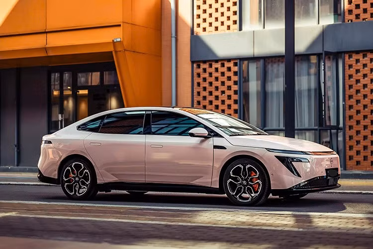 Theo Top Gear Philippines, dựa trên các thông số đã được DOE chứng nhận, Nissan Primera sẽ sử dụng 1 mô-tơ điện với công suất tối đa 215 mã lực và mô-men xoắn cực đại 305 Nm. Các thông số này tương đồng với phiên bản tiêu chuẩn của N7 do liên doanh Dongfeng Nissan sản xuất tại Trung Quốc. Xe sẽ dùng pin 60 kWh được tinh chỉnh đôi chút và cho phạm vi hoạt động khoảng 500 km.