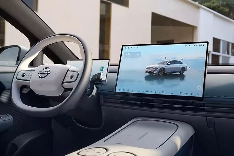 Tương tự kích thước, nhiều khả năng thiết kế của Nissan Primera 2027 mới sẽ không thay đổi đáng kể so với N7, ngoại trừ tên xe ở cửa cốp. Nội thất cũng được cho là sẽ được giữ nguyên, bao gồm màn hình thông tin giải trí 15,6 inch trên mặt táp-lô tối giản.