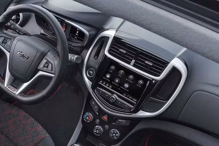 Chevrolet chỉ hé lộ sơ lược về nội thất của Sonic mới. Hãng cho biết mẫu xe này được trang bị “hệ thống buồng lái ảo”, kết hợp bảng đồng hồ kỹ thuật số với “kết nối đa phương tiện tiên tiến”.