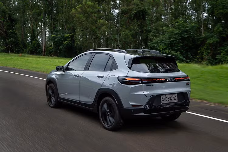Thông tin về hệ truyền động của Sonic mới gần như chưa được công bố, nhưng Chevrolet ám chỉ mẫu SUV này sẽ chỉ sử dụng động cơ tăng áp, ít nhất là tại thị trường Brazil. Vẫn còn nhiều câu hỏi chưa có lời giải, song nhiều khả năng sẽ sớm được làm rõ khi xe bắt đầu mở bán vào tháng 5/2026.