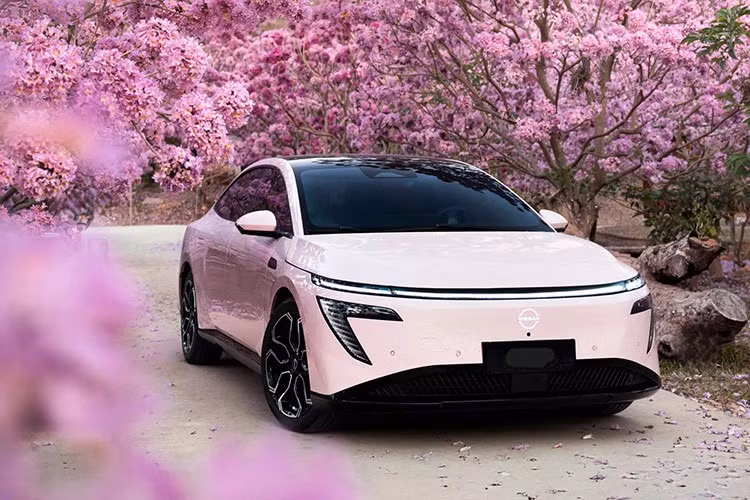 Gần 2 thập kỷ sau khi chiếc xe cuối cùng rời dây chuyền sản xuất, mẫu xe sedan Nissan Primera dường như đang chuẩn bị tái xuất. Dù hãng xe Nhật Bản hiện chưa chính thức xác nhận thông tin này nhưng tên gọi Nissan Primera 2027 đã xuất hiện trong hồ sơ đăng ký với Bộ Năng lượng Philippines (DOE).