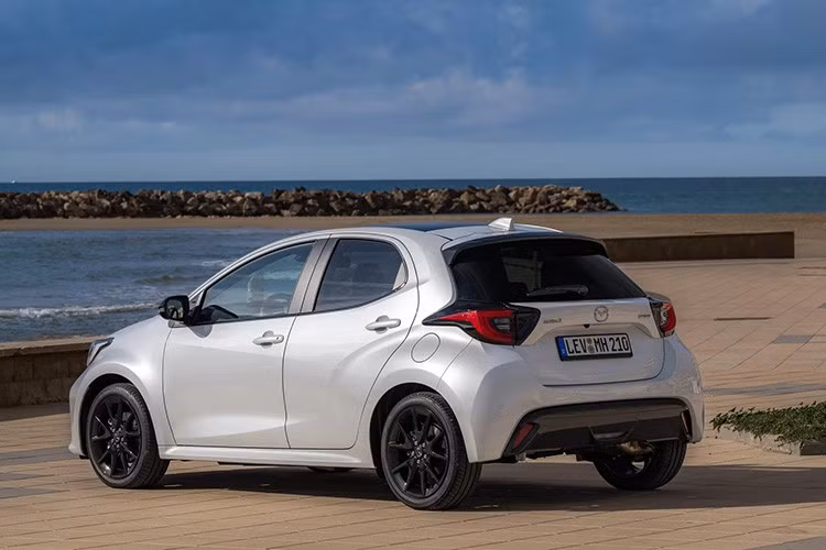 Ở phiên bản 2026, mẫu xe hatchback Mazda2 Hybrid đã được hãng xe Nhật Bản được bổ sung một số nâng cấp nhằm duy trì sức cạnh tranh. Xe có thêm ba màu ngoại thất mới gồm Charcoal Grey, Sky Grey và Fern Green.