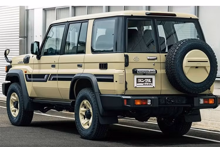 Mẫu concept đầu tiên dựa trên Toyota Land Cruiser 70, mang đậm cảm hứng hoài cổ với tông màu be chủ đạo và bộ mâm sơn cùng màu thân xe. Các chi tiết sọc trang trí hai bên thân xe gợi nhớ phong cách thiết kế thập niên 1980, trong khi tổng thể vẫn giữ được vẻ ngoài đơn giản, thực dụng.