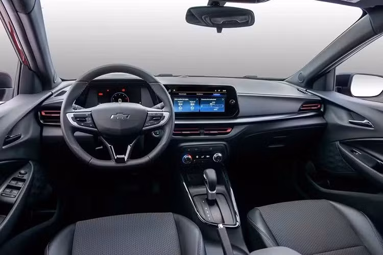 Mẫu SUV này được cho là sử dụng nền tảng Global Emerging Markets dành cho các thị trường đang nổi. Xe có kích thước dài x rộng x cao lần lượt 4.230 x 1.770 x 1.530 mm. Với kích thước này, xe được định vị giữa Onix Activ sắp ra mắt và Tracker trong dòng sản phẩm của Chevrolet.