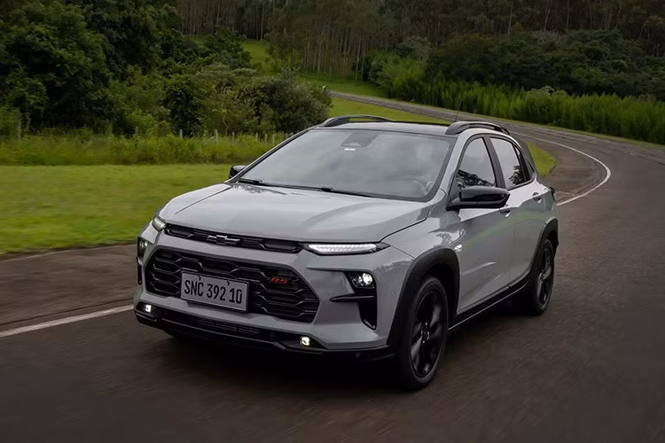 Mẫu xe Sonic cũng đã từng được bán ở Việt Nam, nhưng sau đó đã bị ngừng vào năm 2018 sau khi thương hiệu Chevrolet rút khỏi thị trường.