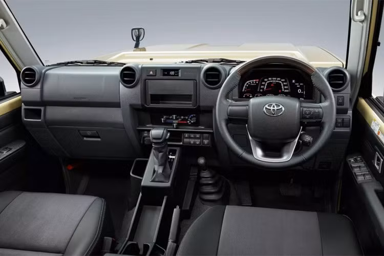 Chiếc SUV Toyota Land Cruiser Urban Style mới được hoàn thiện với lớp sơn xám mờ, kết hợp các chi tiết đen bóng ở phần mái và viền ngoại thất, cùng bộ mâm 20 inch tối màu. Thiết kế này hướng tới nhóm khách hàng ưa thích sự cá tính và khác biệt trong môi trường đô thị.