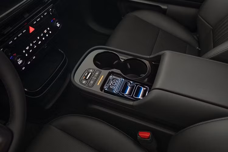 Những điểm nhấn khác của xe bao gồm trần xe bọc bằng chất liệu da lộn thân thiện môi trường, gương chiếu hậu kỹ thuật số và trần kính toàn cảnh. Hệ thống âm thanh cao cấp Bose 14 loa và màn hình hiển thị thông tin kính lái HUD 10 inch cũng được trang bị cho Hyundai Ioniq 9 Calligraphy Black Ink.
