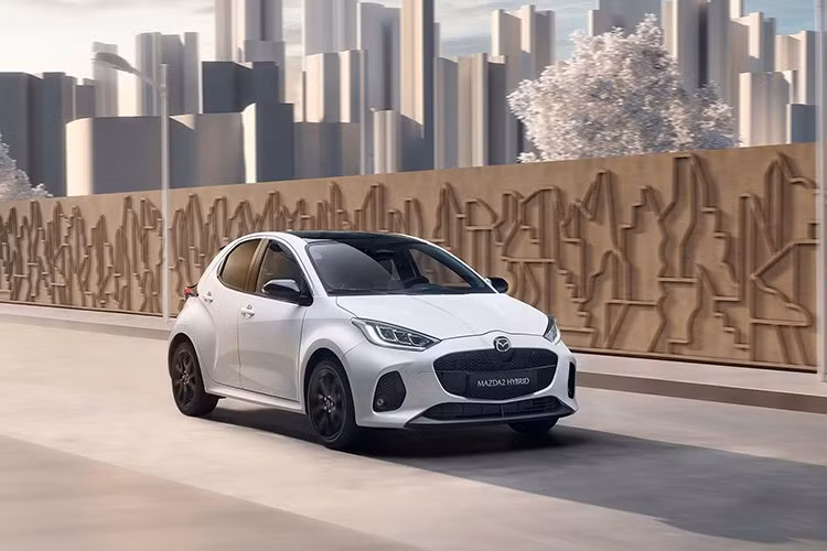 Thực tế, Mazda hiện duy trì song song hai dòng Mazda2 tại châu Âu: một phiên bản do hãng tự sản xuất và một phiên bản sử dụng nền tảng từ Toyota Yaris. Trong đó, Mazda2 Hybrid – ra mắt từ cuối năm 2021 – là giải pháp giúp hãng đáp ứng các tiêu chuẩn khí thải ngày càng khắt khe tại khu vực này.